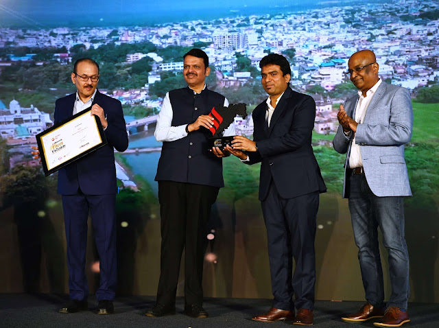 जिल्हाधिकारी विनय गौडा यांचा मुख्यमंत्र्यांच्या हस्ते सन्मान