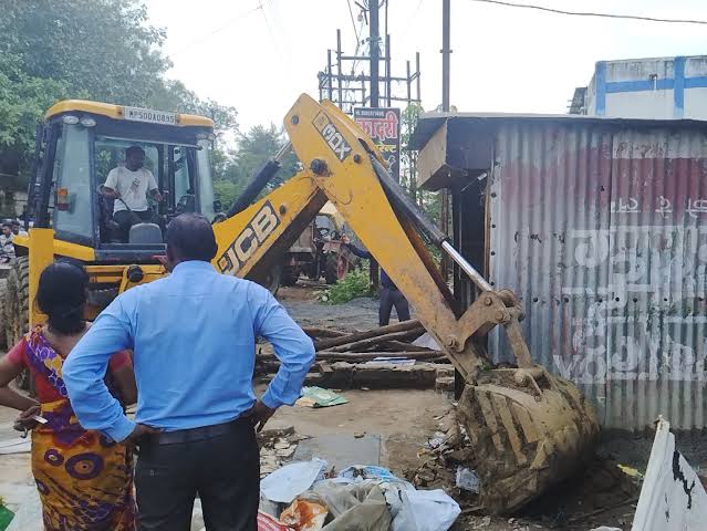 कोरपना उड्डाणपुलाखालील जागेवरून वाद चिघळला