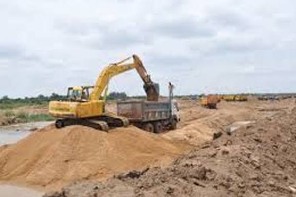 महसूल प्रशासनाचा अजब कारभार: छोट्या ट्रॅक्टरवर कारवाईचा बडगा, मात्र ‘हायवा’ माफियांना तहसीलदारांचा आशीर्वाद?