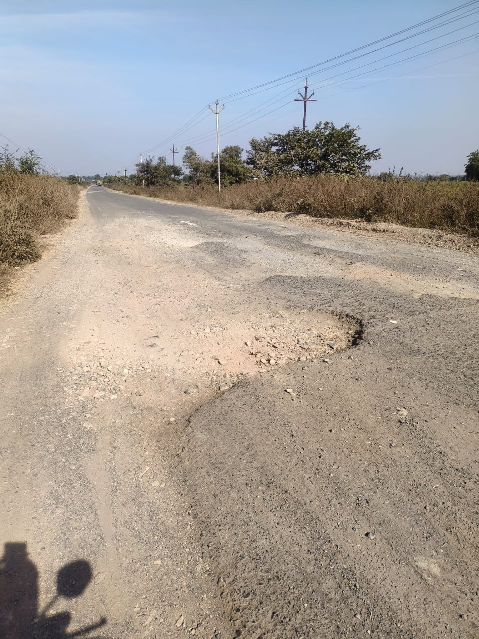 कोरपना-हेटी मार्गावर खड्ड्यांचे साम्राज्य; अवजड वाहतुकीमुळे रस्त्याची चाळण!