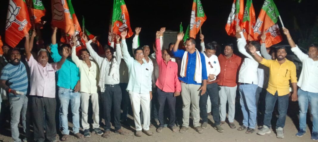 गुलाल उधळला, फटाके फुटले! पश्चिम बंगालमधील विजयाने कोरपना शहर ‘भाजपमय’.